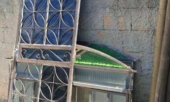 Imagem 2: Portas e janelas de ferro, em ótimo estado