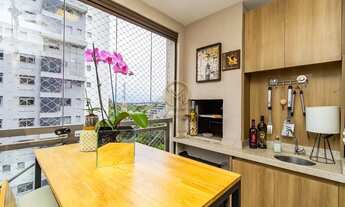 Imagem 4: Apartamento semimobiliado à venda no Champagnat com 82 m², planta reversível e 2 vagas