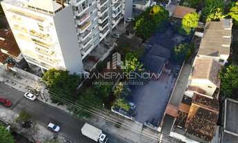 Imagem: Terreno com 770 m² em rua movimentada em