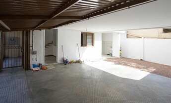 Imagem 4: Casa com 03 dormitórios, 01 suíte, pátio com churrasqueira e 03 vagas de garagem no bairro