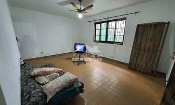 Imagem 2: Casa ISOLADA na Guilhermina, 3 dormitórios, quintal, jardim, confira na imobiliária em Pra