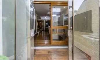 Imagem 4: Casa em Porto Alegre, no bairro Ipanema, com 3 dormitório(s), e 3 banheiros, à v