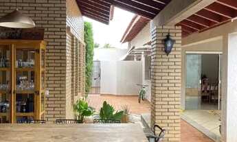 Imagem 6: Oportunidade Excepcional: Ampla Residência com Edícula no Colinos