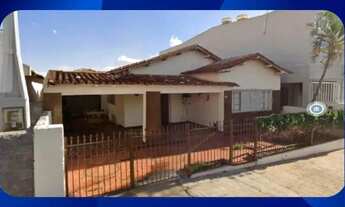 Imagem: CASA - Área de 210,00m² (terreno) e 145,00m²