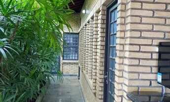 Imagem 3: Oportunidade Excepcional: Ampla Residência com Edícula no Colinos