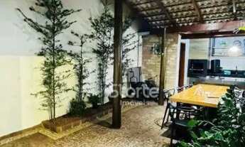 Imagem: Casa estilo sobrado em condomínio fechado