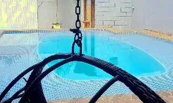 Imagem: Espaço com piscina