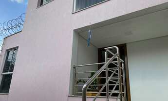 Imagem 2: Duas Casas para venda sendo uma casa 3 quartos e a outra de 2 pavimentos com poço para ele