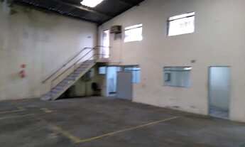 Imagem 3: Barracão com ótima estrutura e estacionamento