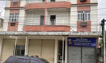 Imagem: Prédio com 4 apartamentos e 3 lojas