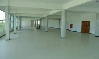 Imagem 3: Sala Superior de 700m² com Iluminação Natural e Acabamentos de Alto Padrão