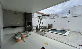 Imagem 3: Casa Duplex no Morada dos Passaros 4 Suites Area Gourmet com churrasqueira e piscina com c