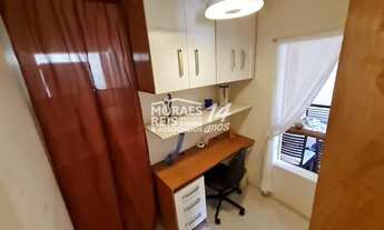 Imagem 7: Apartamento com 77m², 2 dormitórios sendo 1 suíte com armários, 1 escritório com estante e