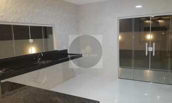 Imagem 2: Casa com amplo quintal, 03 quartos, área gourmet, garagem coberta. Condomínio fechado