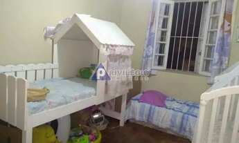 Imagem 2: Em Santa Teresa, excelente apartamento com sala ampla e 2 quartos. Tem área externa com ch