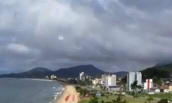 Imagem: Dando Terreno pé na areia de frente em