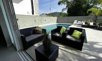 Imagem 6: Casa para aluguel tem 400 metros quadrados com 5 quartos.