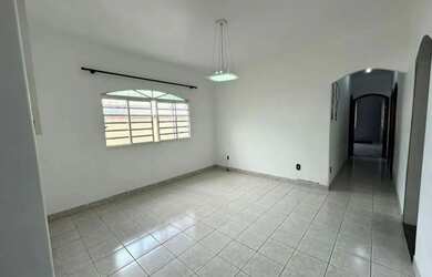 Imagem 4: Casa Térrea no Jardim Portugal , 3 Dormitórios, sendo um suíte com banheira de hidromassag