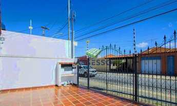 Imagem 4: Casa térrea de 150 m² de área construída, com 3 dormitórios, sendo 2 suítes, 4 vagas de ga