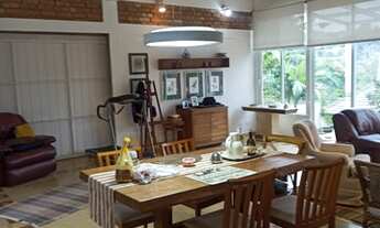 Imagem 5: Belíssimo sobrado Tendo 800 metros de terreno 3 dormitórios 1 suíte e uma área com árvores