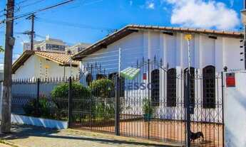 Imagem 2: Casa térrea de 150 m² de área construída, com 3 dormitórios, sendo 2 suítes, 4 vagas de ga