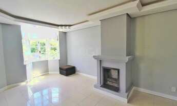 Imagem 6: Casa de Alto Padrão com 3 Suítes, Piscina e Espaço Gourmet em Frente à Praça