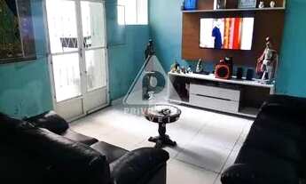 Imagem: Casa de três quartos e área externa no