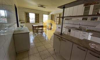 Imagem 6: Deck Imóveis vende 2 residências com área total de 360 m² sendo uma superior com sacada e