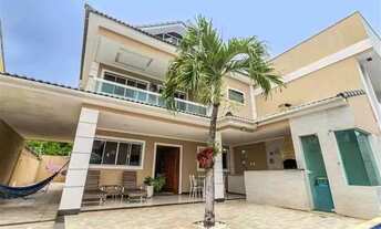 Imagem 3: Casa dos Sonhos em Condomínio Completo: 4 Suítes, Piscina e Área Gourmet!