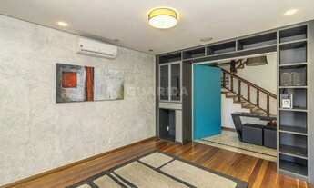 Imagem: Casa reformada com amplo pátio e edícula