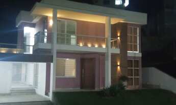 Imagem: Casa moderna, condomínio completo, com