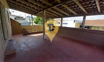 Imagem 4: Deck Imóveis vende 2 residências com área total de 360 m² sendo uma superior com sacada e