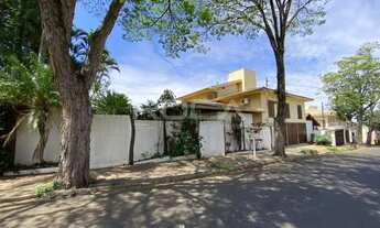 Imagem: Casa de alto padrão à venda no bairro