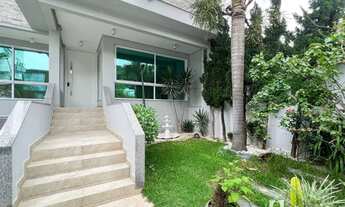 Imagem 3: Casa com elevador e 5 suítes na Praia Brava em Itajaí