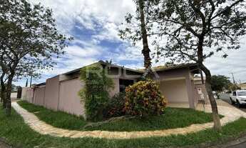 Imagem 3: Casa Padrão de 3 Dormitórios com Piscina e Churrasqueira no Parque Fehr, São Carlos