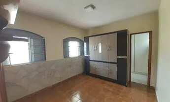 Imagem: Casa Grande com piscina em rua publica