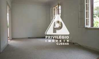 Imagem 2: Casa Duplex estilo Normando, 9 quartos e 6 vagas