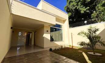 Imagem: Casa com três quartos sendo um suíte no