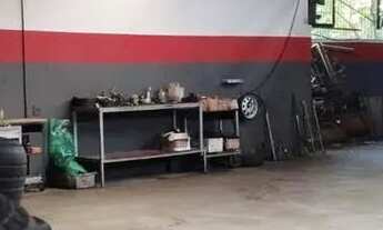 Imagem 2: GALPÃO NA ESTRADA DE JACARÉPAGUA. A altura do galpão varia entre 3,30m e 4,30m, e a cobert