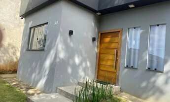 Imagem: Casa com quintal grande e gramado