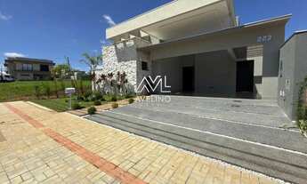 Imagem 2: Casa Térrea de Alto Padrão Fachada Imponente e Arquitetura Contemporânea