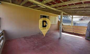 Imagem 3: Deck Imóveis vende 2 residências com área total de 360 m² sendo uma superior com sacada e