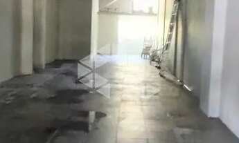 Imagem: Loja de calçada, avenida movimentada