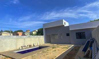 Imagem 2: Casa com piscina em meio terreno com 3 quartos, 1 suíte