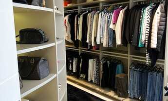 Imagem 7: Casa para venda tem 700 metros quadrados com 5 quartos.