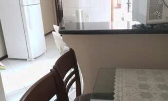 Imagem: Casa mobiliada com três camas, fogão