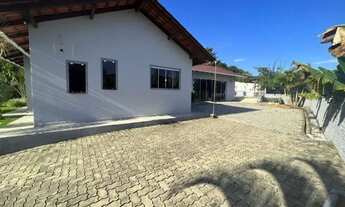 Imagem 4: Casa com piscina e área de festa próxima ao centro