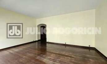 Imagem 7: Apartamento amplo, salão quatro quartos, suíte, dependência completa. Vaga de garagem