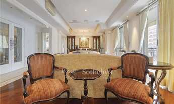 Imagem 7: Apartamento em condomínio de inspiração neoclássica em rua arborizada