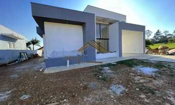 Imagem 2: Ninho Verde 1, bela casa à venda com 4 suítes, ampla sala 2 ambientes com pé direito alto